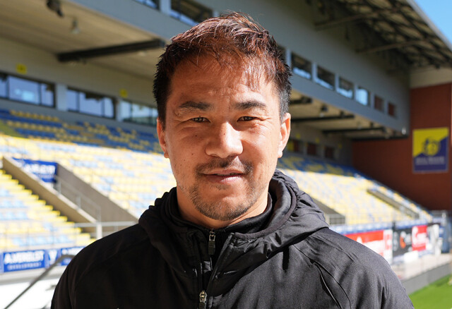 FCバサラ・マインツ監督の岡崎慎司が目指す日本代表監督への道。3大会連続でW杯に出場したレジェンドが、ドイツのアマチュアリーグで指導者として奮闘中。北中米W杯の展望も聞いた!